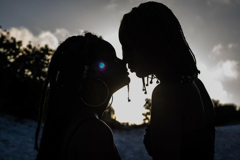 Histórias de amor entre mulheres reforçam visibilidade lésbica e bissexual em campanha nas redes sociais