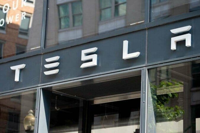 Fabricante de carros Tesla condenada a pagar US$ 137 milhões por racismo a ex-funcionário
