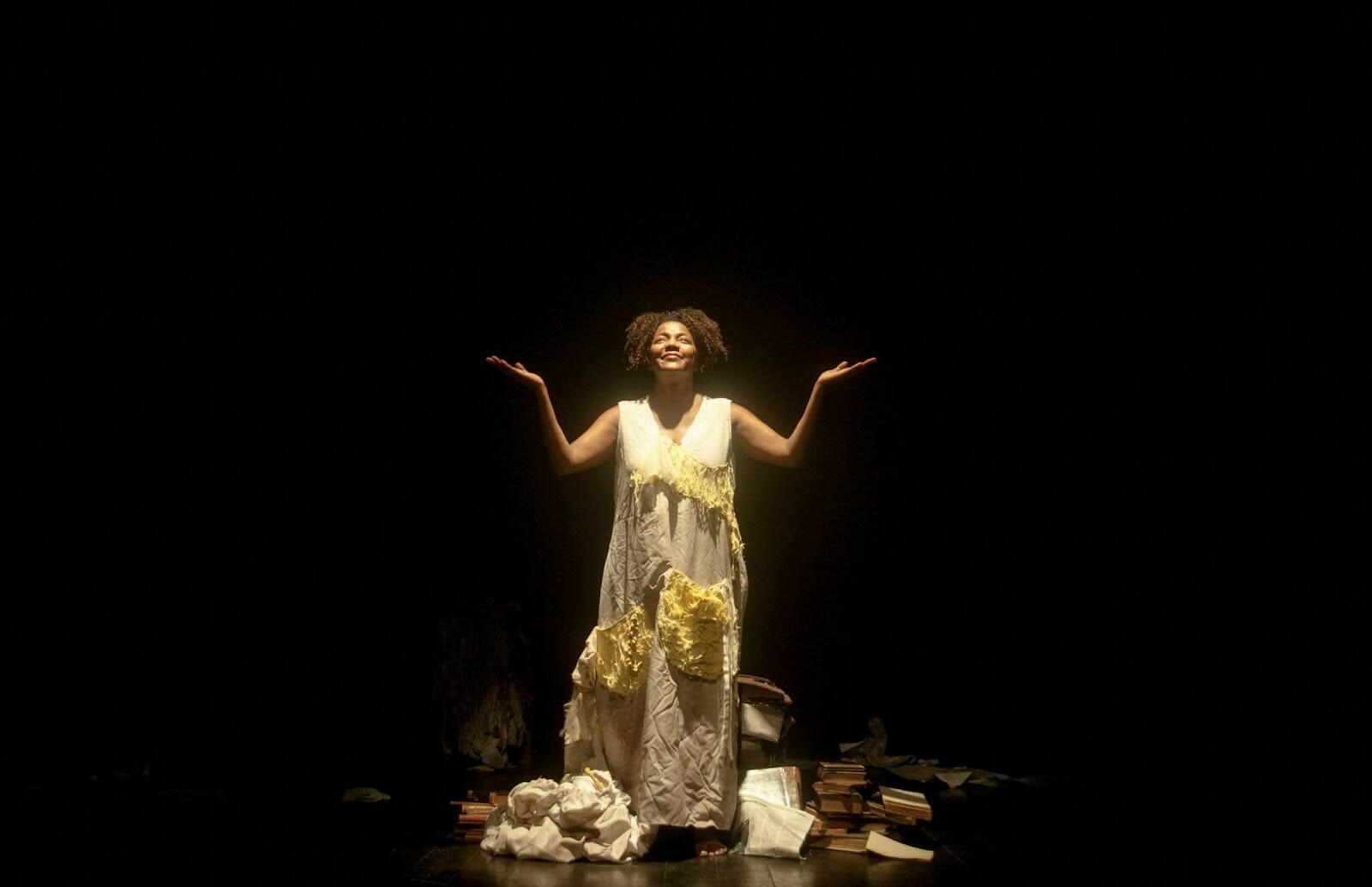 Eu amarelo: Carolina Maria de Jesus volta ao Rio em curta temporada e reabre o Teatro Dulcina