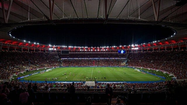Flamengo é multado em R$ 50 mil por canto homofóbico da torcida