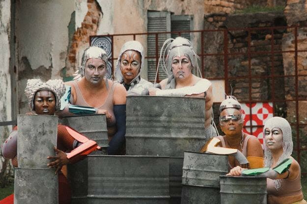 “As mulheres dos cabelos prateados”, que estreia no Centro Cultural Vila Itororó, usa realismo fantástico para abordar mulheres comuns na ditadura