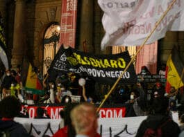 1) Na marcha deste ano em que se comemoraram os 50 anos do 20 de novembro, manifestantes se reuniram nas escadarias do Teatro Municipal