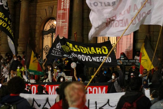 1) Na marcha deste ano em que se comemoraram os 50 anos do 20 de novembro, manifestantes se reuniram nas escadarias do Teatro Municipal