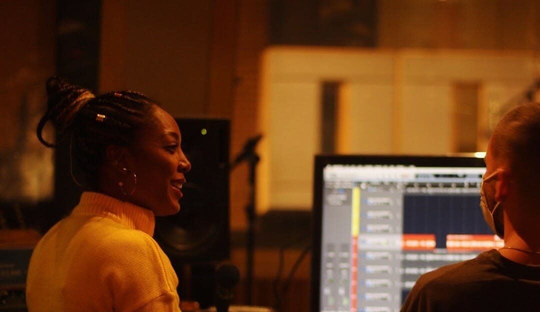 Cantora Negra Li entra em estúdio para gravação de novo single