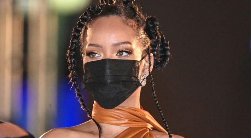 Barbados se despede de rainha Elizabeth e dá a Rihanna título de heroína
