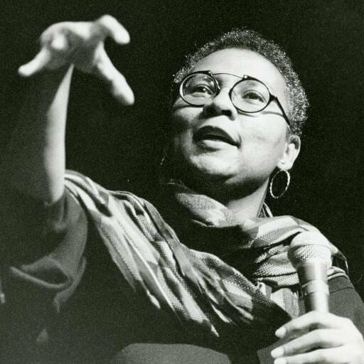 Aclamada autora feminista negra, bell hooks morre aos 69 anos