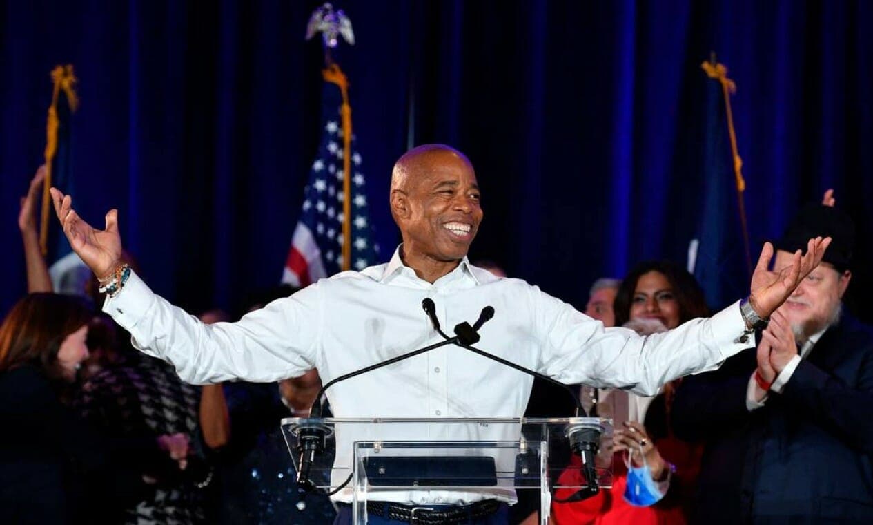 Eric Adams assume cargo como segundo prefeito negro da história de Nova York