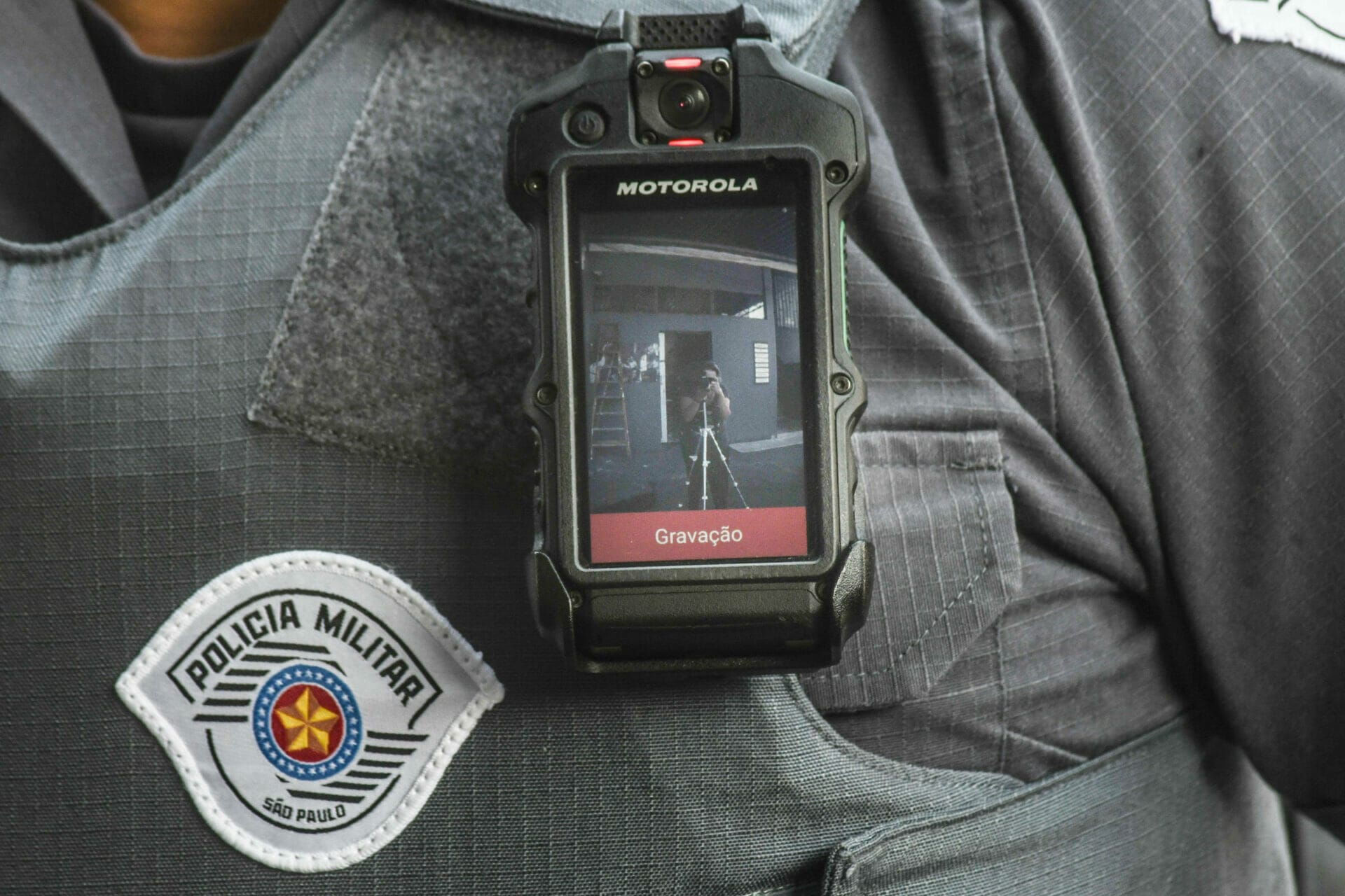 Após um ano de uso de câmeras em uniformes, mortes por policiais caem 80%