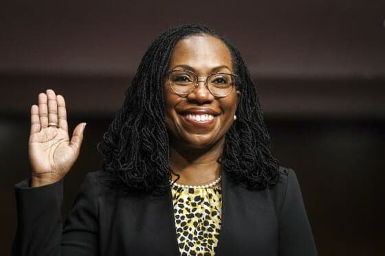 Ketanji Brown Jackson toma posse como 1ª juíza negra da Suprema Corte dos EUA