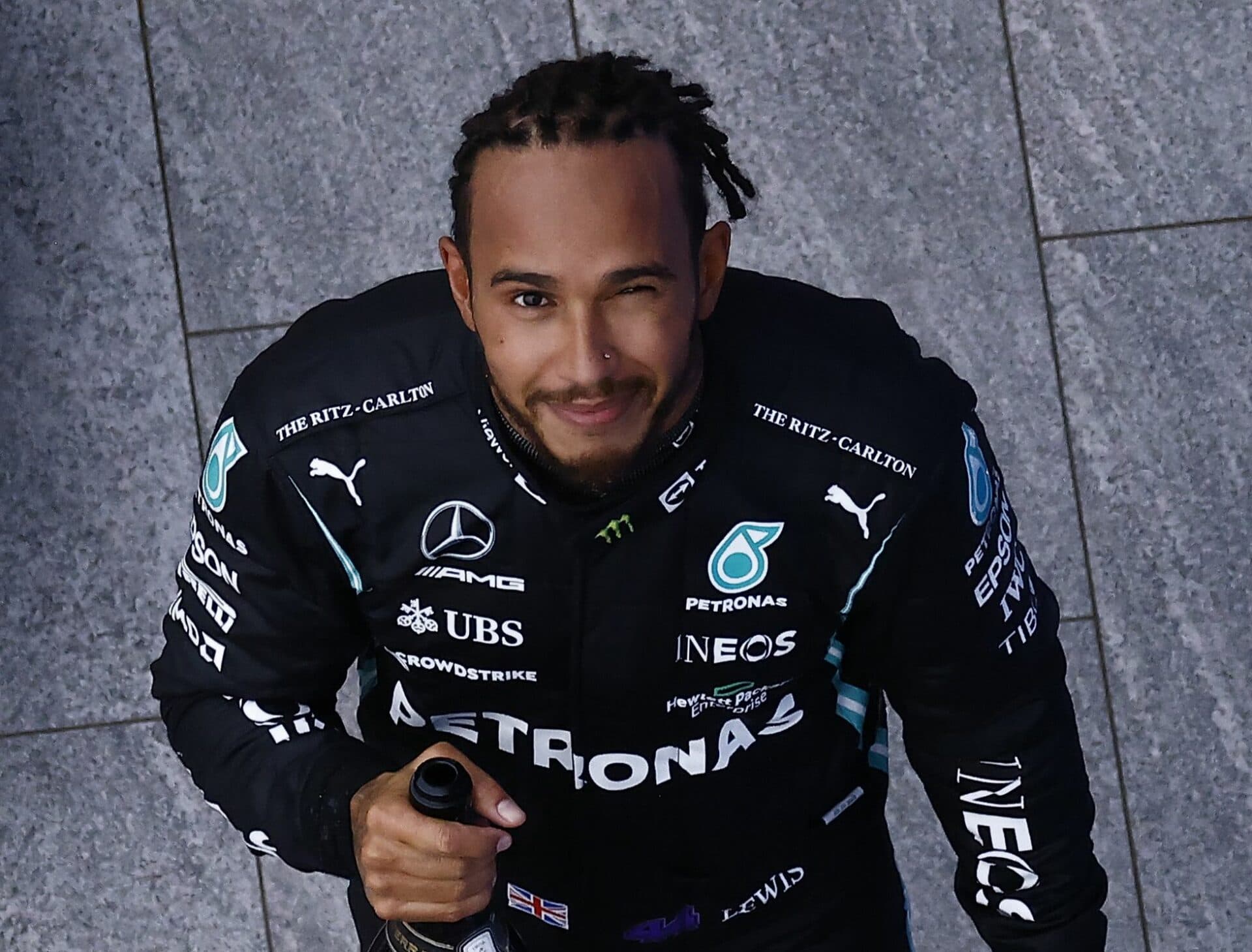 Hamilton encerra rumor de aposentadoria da F1: “Nunca disse que ia parar”