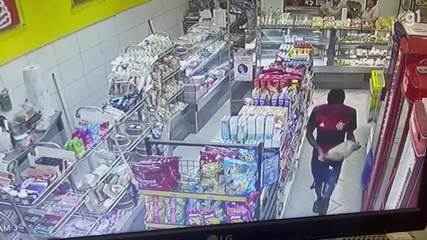 Câmeras registraram jovem comprando pão e, depois, sendo preso em farmácia no Jacarezinho