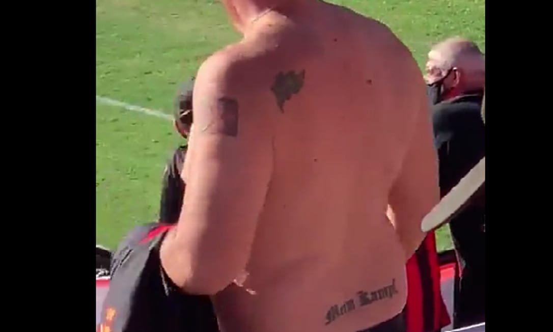 Torcida do Brasil de Pelotas expulsa homem por exibir tatuagens com símbolos nazistas