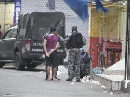 Rio: Negros são 79% dos que têm casa revistada pela polícia, diz pesquisa