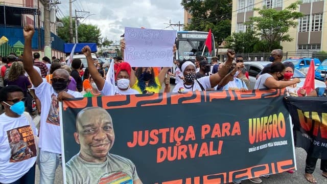 Manifestação em São Gonçalo pede justiça pelo assassinato de Durval Teófilo por vizinho