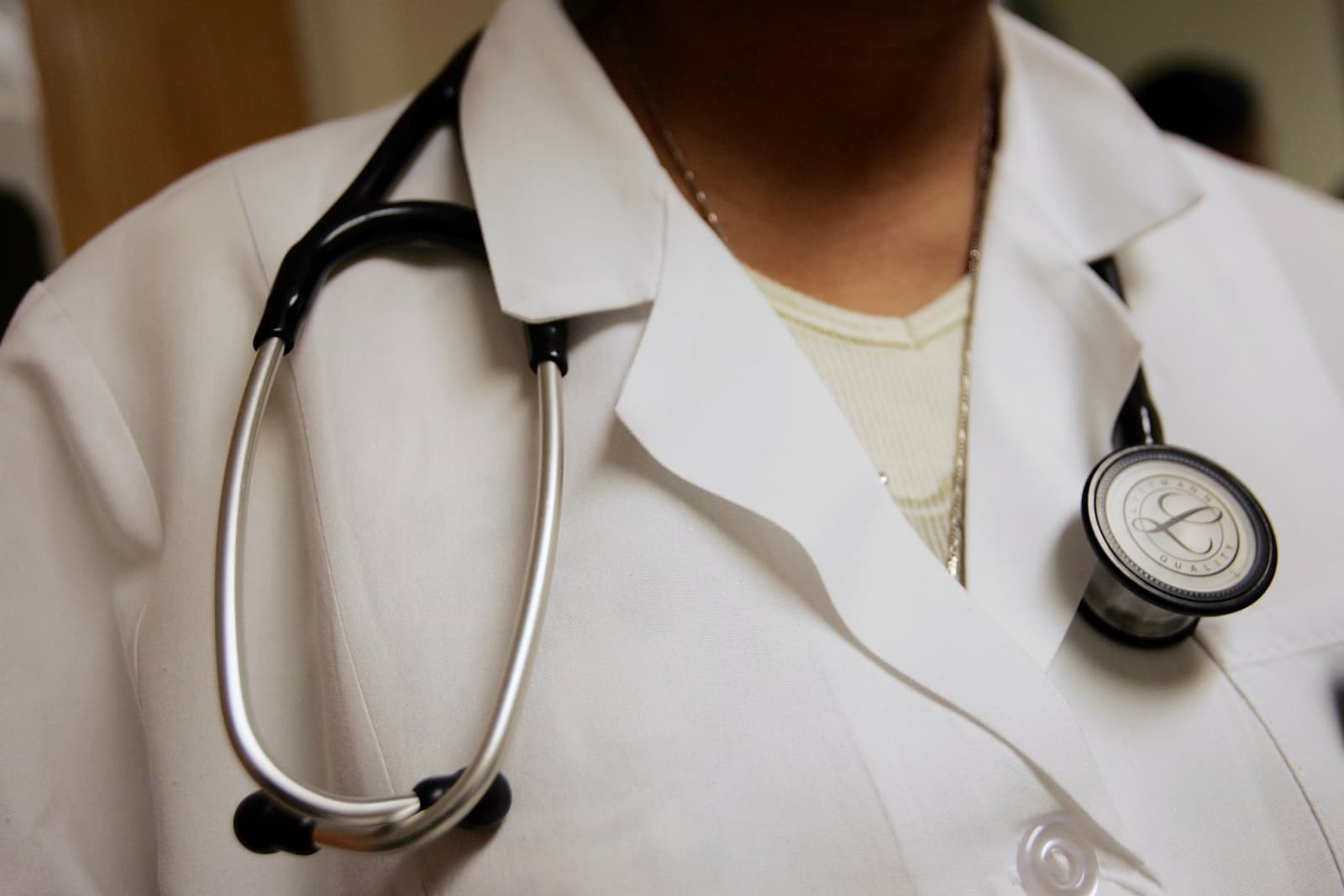 “É você quem vai me atender?”: médicas negras relatam racismo no trabalho