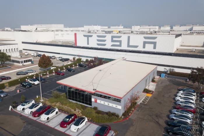 Funcionários negros revelam cultura de racismo na Tesla, gigante controlada por Elon Musk