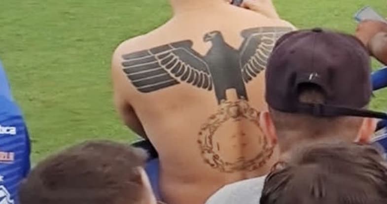 Torcedor com tatuagem nazista é flagrado durante jogo em Manaus