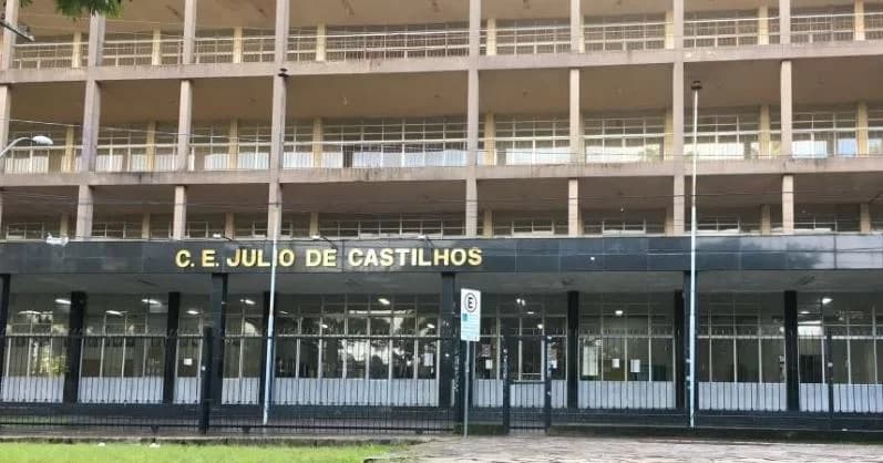 Alunos de escola de Porto Alegre fazem protesto após denúncias de assédios sofridos por alunas