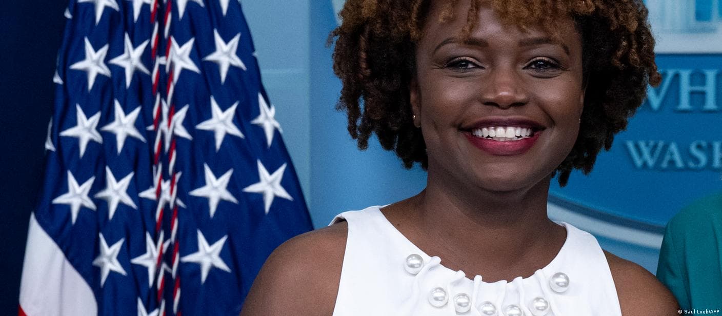 Negra, gay, imigrante, formada em Columbia: veja quem é Karine Jean-Pierre, a nova porta-voz da Casa Branca