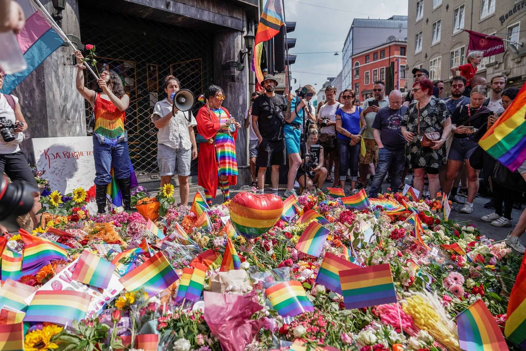 Noruega investiga ataque a bar gay como ato terrorista, e parada LGBTQIA+ é cancelada