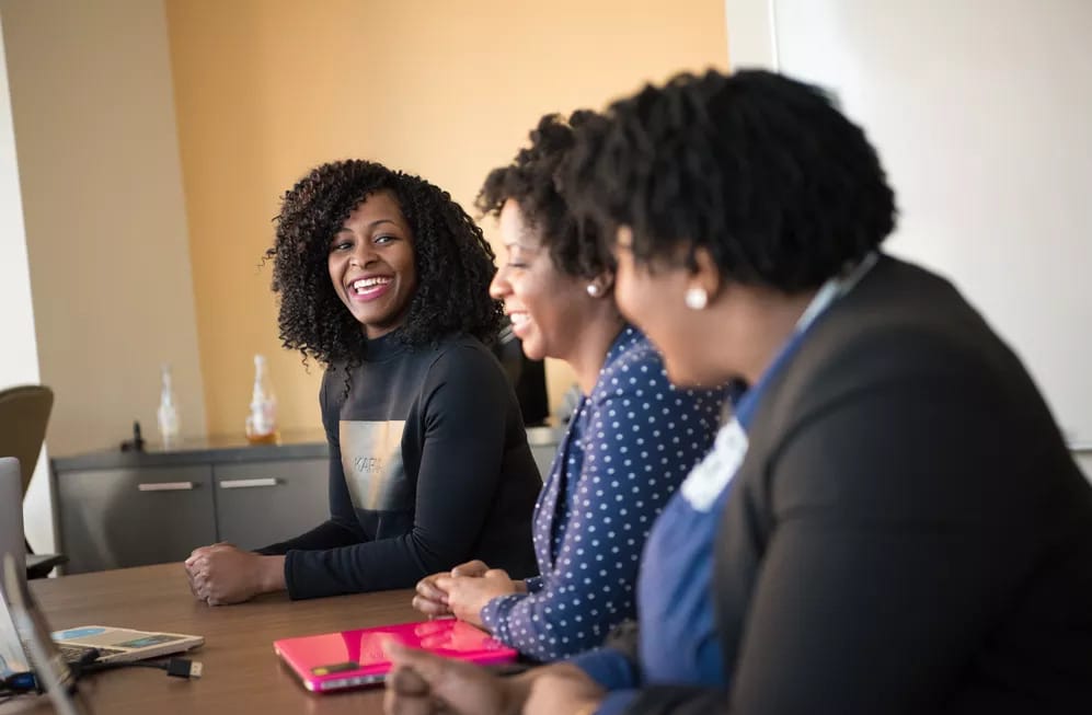 63% das mulheres negras já sofreram preconceito em seleções de emprego, mostra pesquisa