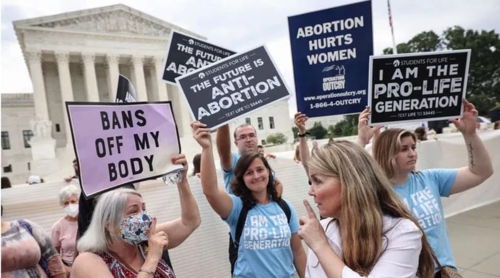 Suprema Corte dos EUA derruba decisão que garante direito a aborto