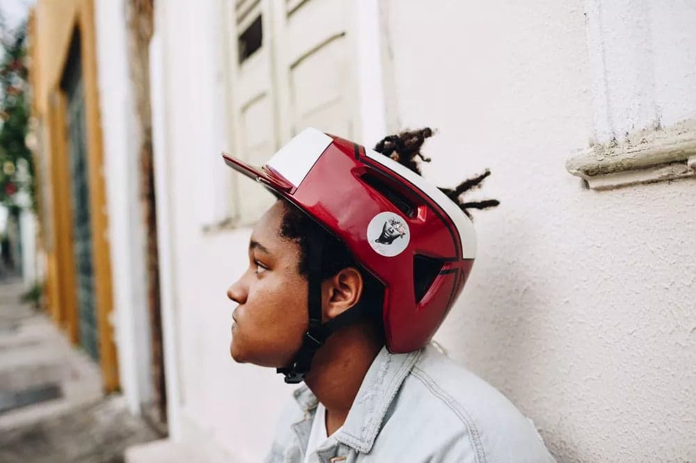 Empreendedoras baianas criam capacete de ciclismo para cabelo afro; conheça detalhes do produto