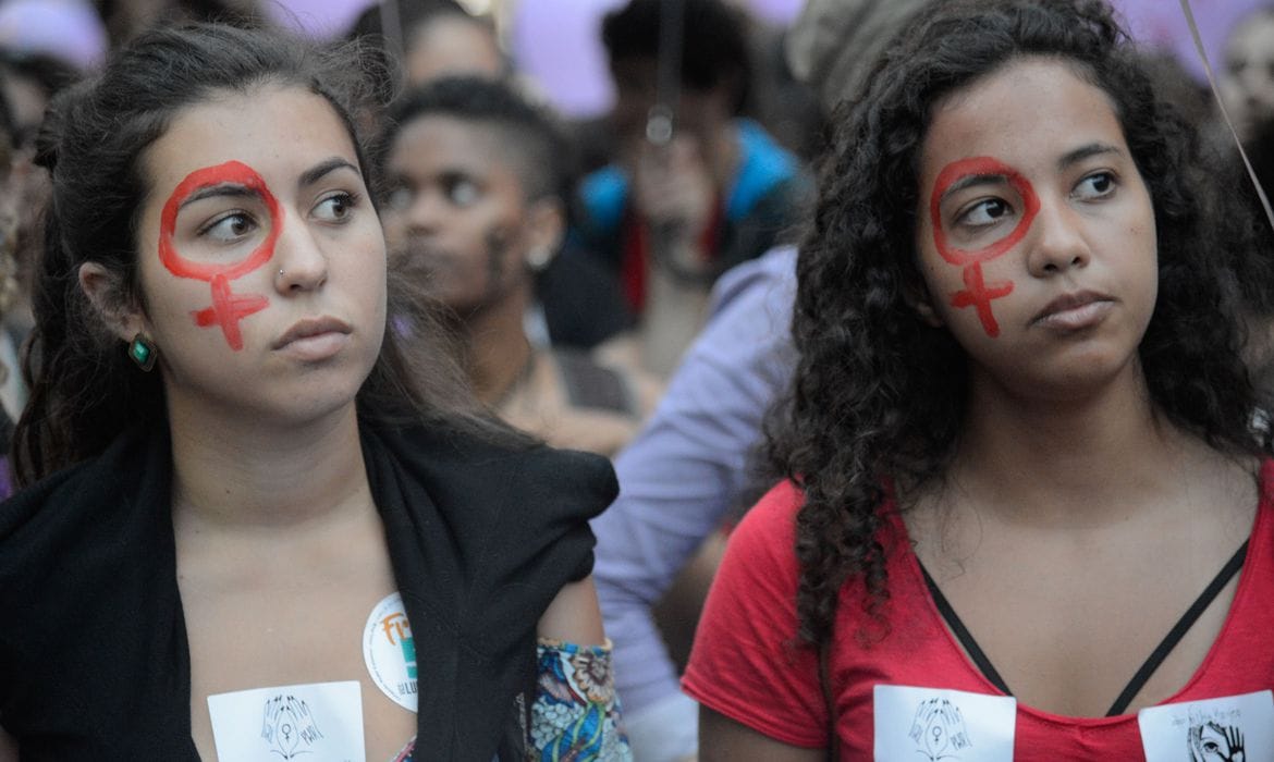 Três mulheres morrem por dia no Brasil por feminicídio