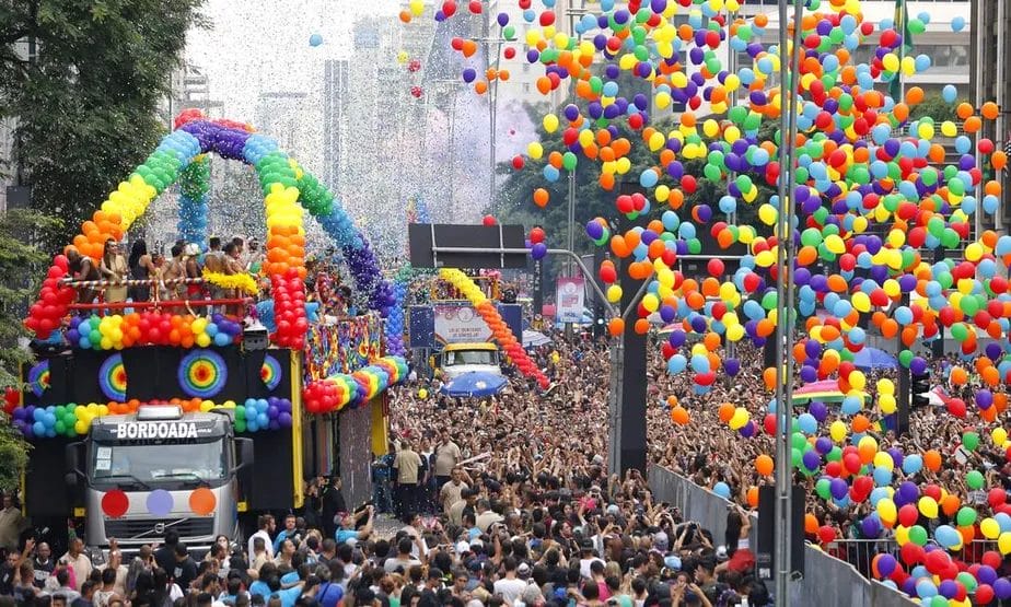 Parada do Orgulho LGBT+ retoma atividades na Avenida Paulista após duas edições digitais