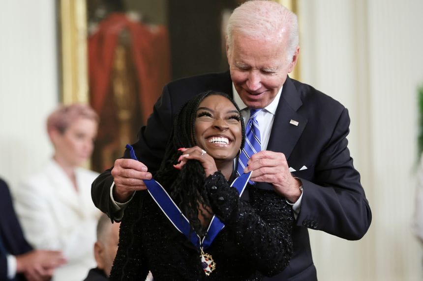Biles é mais jovem a receber medalha presidencial nos EUA