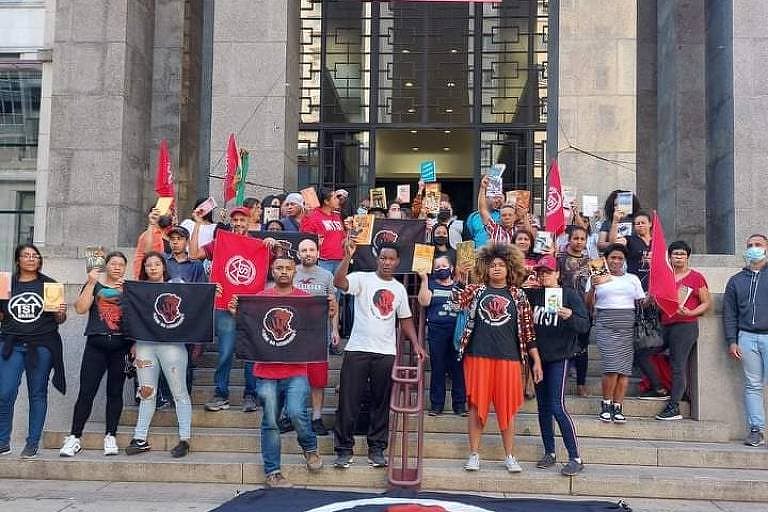 Movimentos sociais fazem protesto em biblioteca após caso de racismo em SP