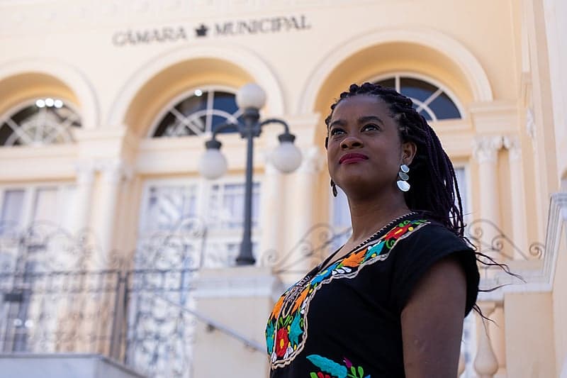 Quem é Carol Dartora, a primeira mulher negra eleita deputada federal pelo Paraná