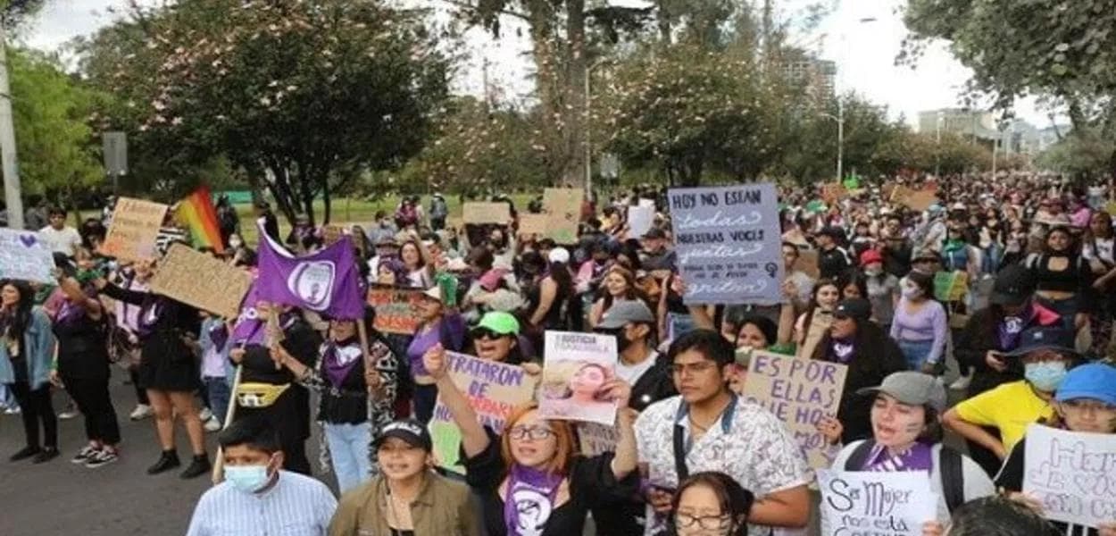 Centenas de mulheres protestam no Equador contra os feminicídios