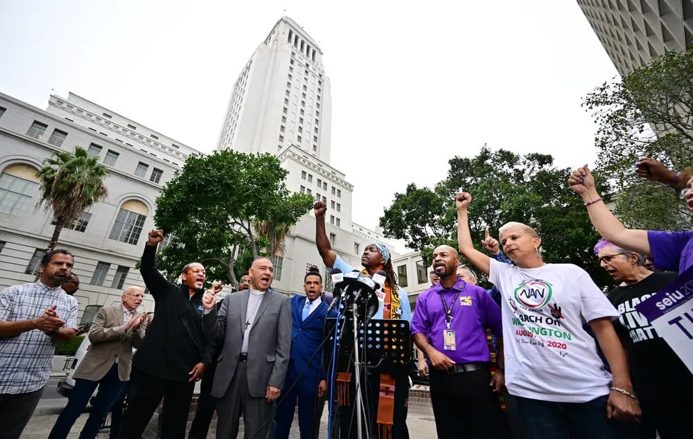 Após comentários racistas contra negros e mexicanos, presidente da Câmara de Los Angeles se afasta