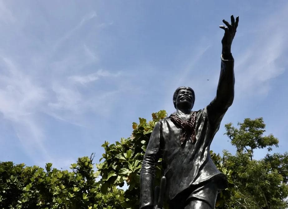 Estátua de João Cândido, o Almirante Negro, ganha novo lugar com maior destaque no Rio