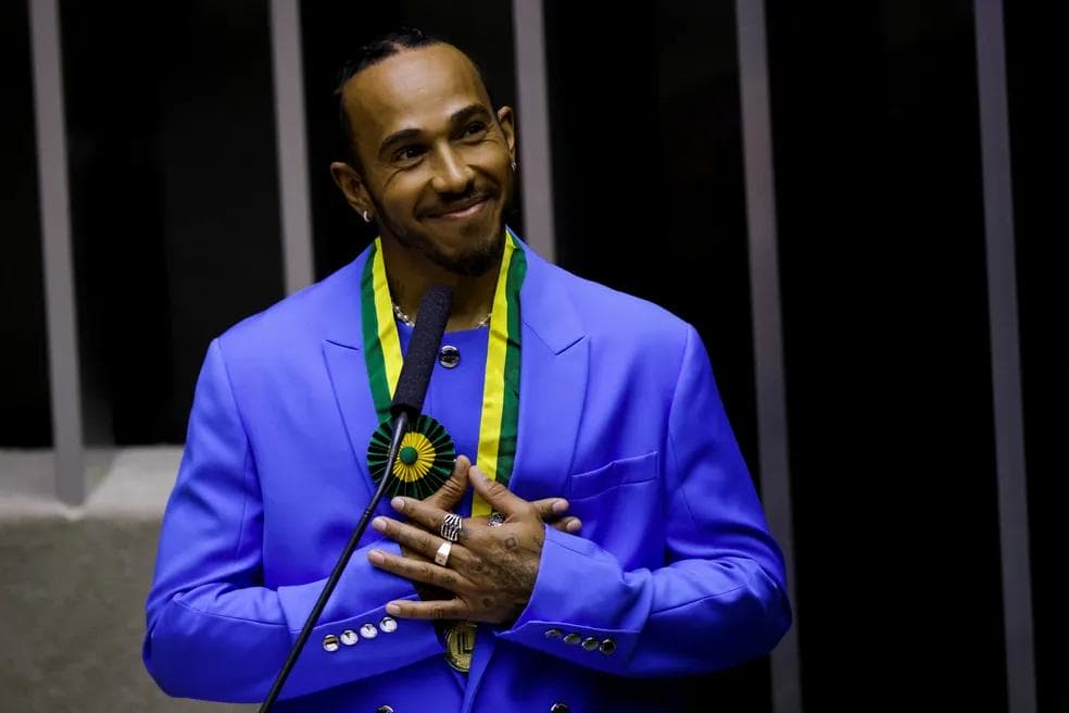 Lewis Hamilton é homenageado pela Câmara e recebe título de cidadão honorário brasileiro