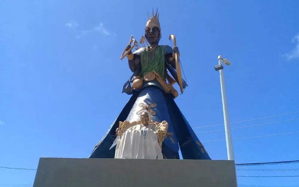 Escultura de Mãe Stella de Oxóssi é incendiada em Salvador