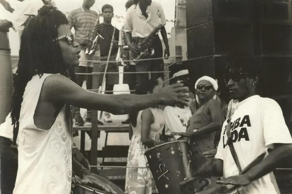 Timbalada saúda a ancestralidade viva e celebra três décadas de axé