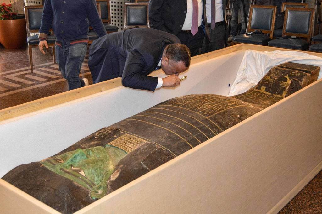 EUA devolvem ao Egito sarcófago de 2.700 anos contrabandeado do país