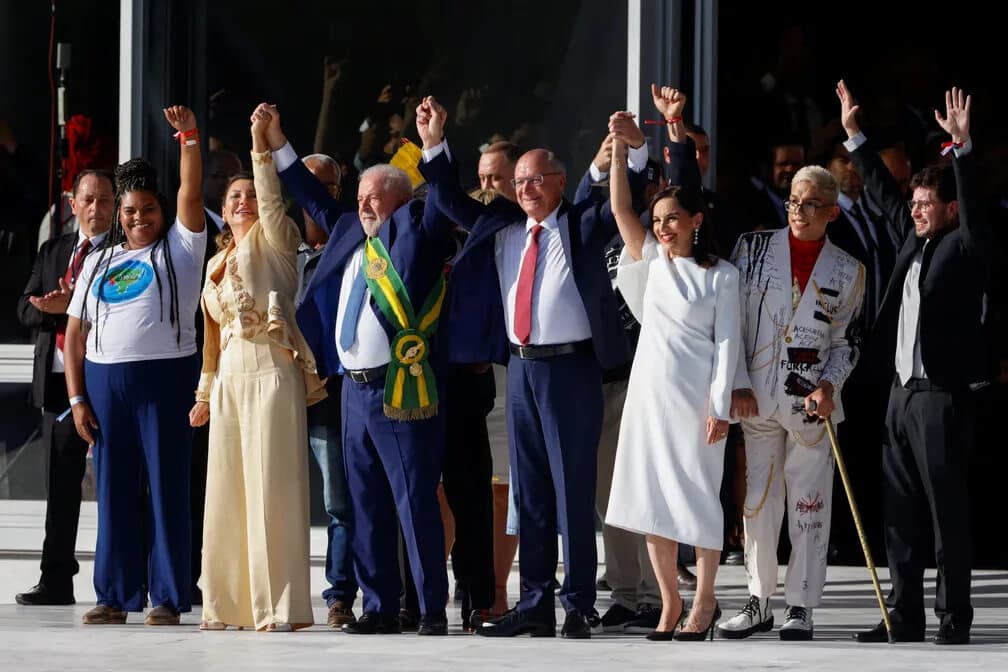 Lula recebe faixa presidencial das mãos de representantes do povo brasileiro