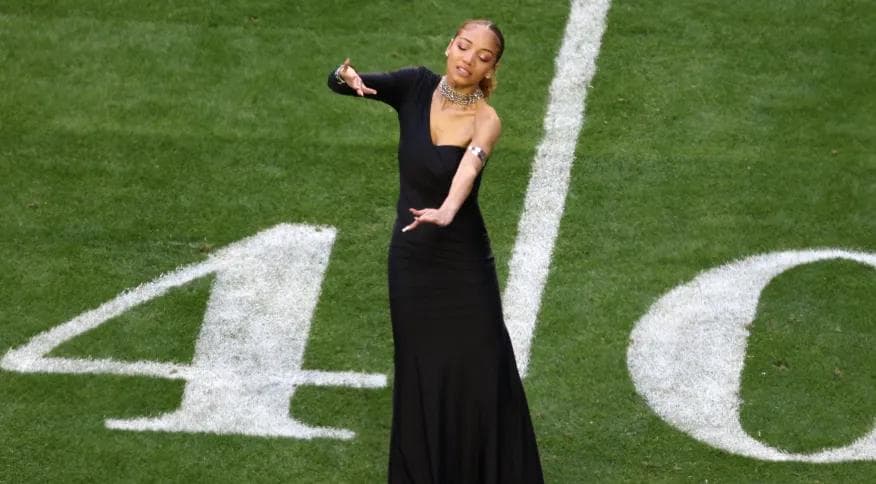 Saiba quem é a intérprete que viralizou após apresentação de Rihanna no Super Bowl