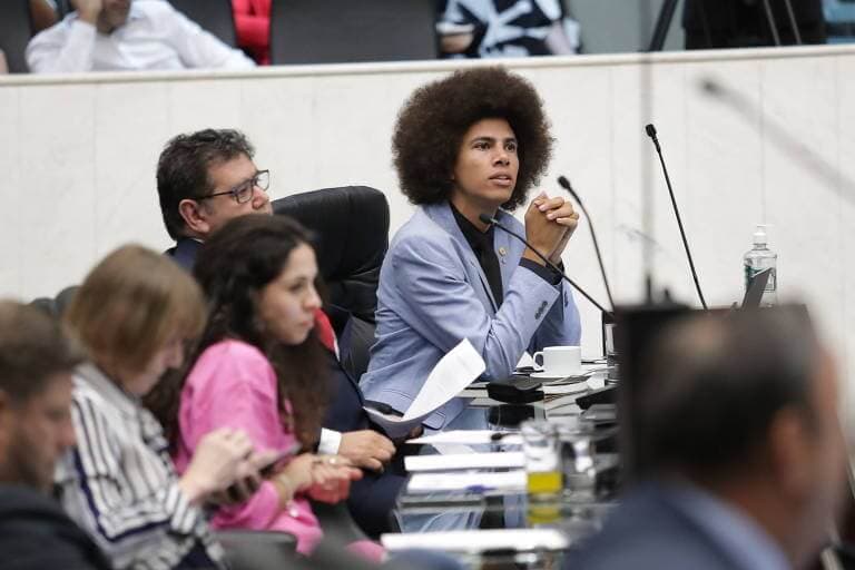 Assembleia do PR cria Comissão de Igualdade Racial e deve ter Renato Freitas no comando