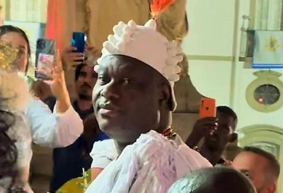 Rei yorubá é recepcionado por candomblecistas no Rio