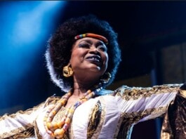 Oumou Sangaré, cantora do Mali é ativista em defesa das mulheres